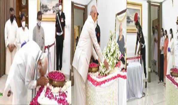 राष्ट्रपति, उपराष्ट्रपति, प्रधानमंत्री ने प्रणव मुखर्जी को श्रद्धांजलि दी